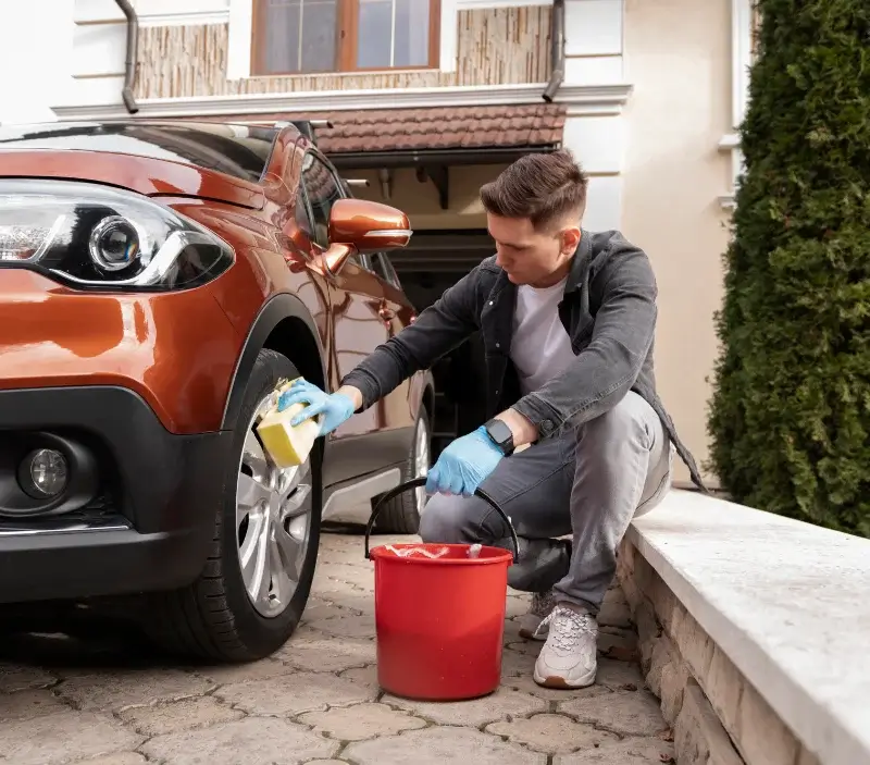 Lavage auto à domicile Mazerolles : professionnel intervenant sur un véhicule
